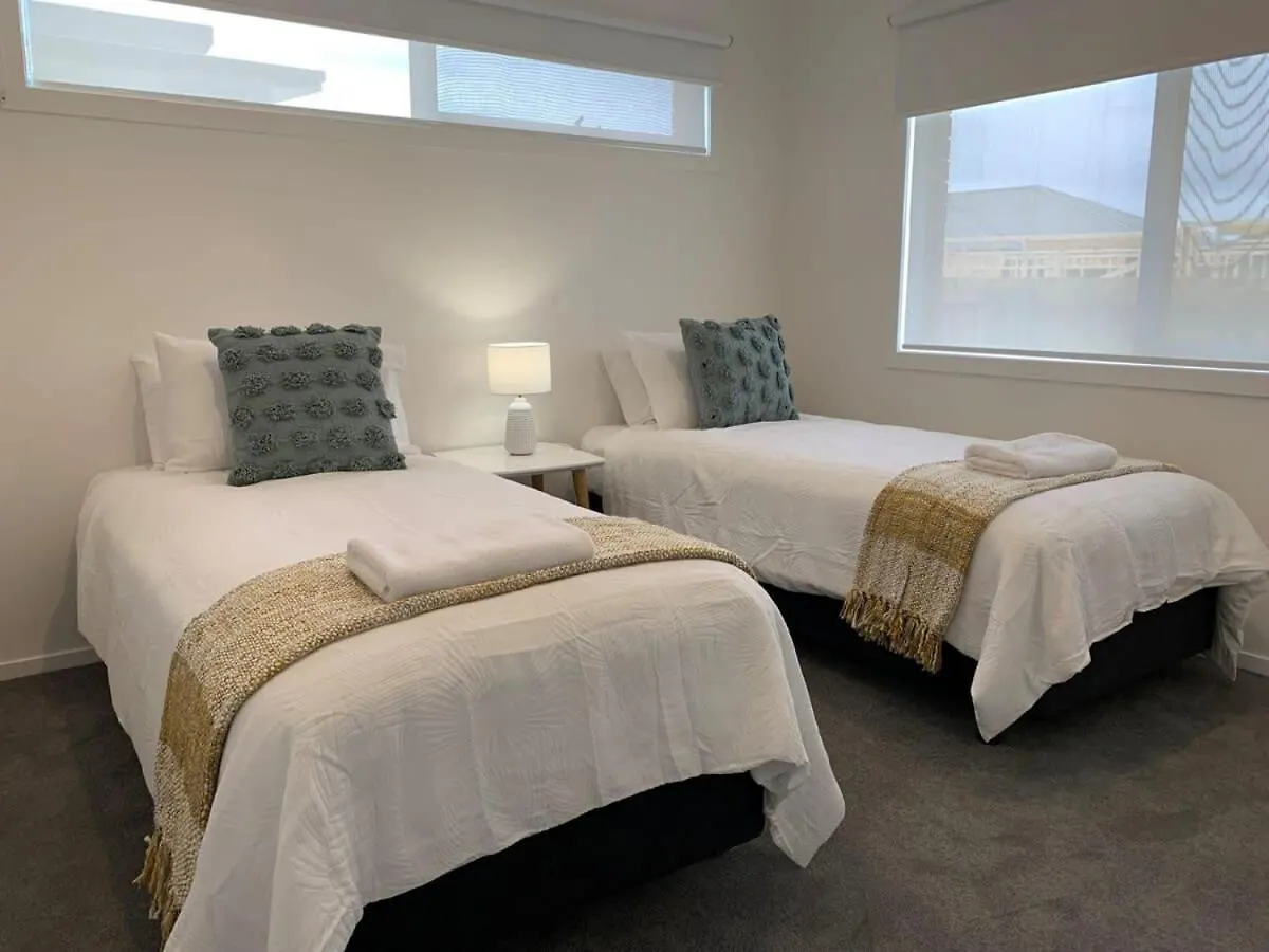 Vineyard Views Brand New Sleeps 6 20 Mins To Cbd Villa Hobart