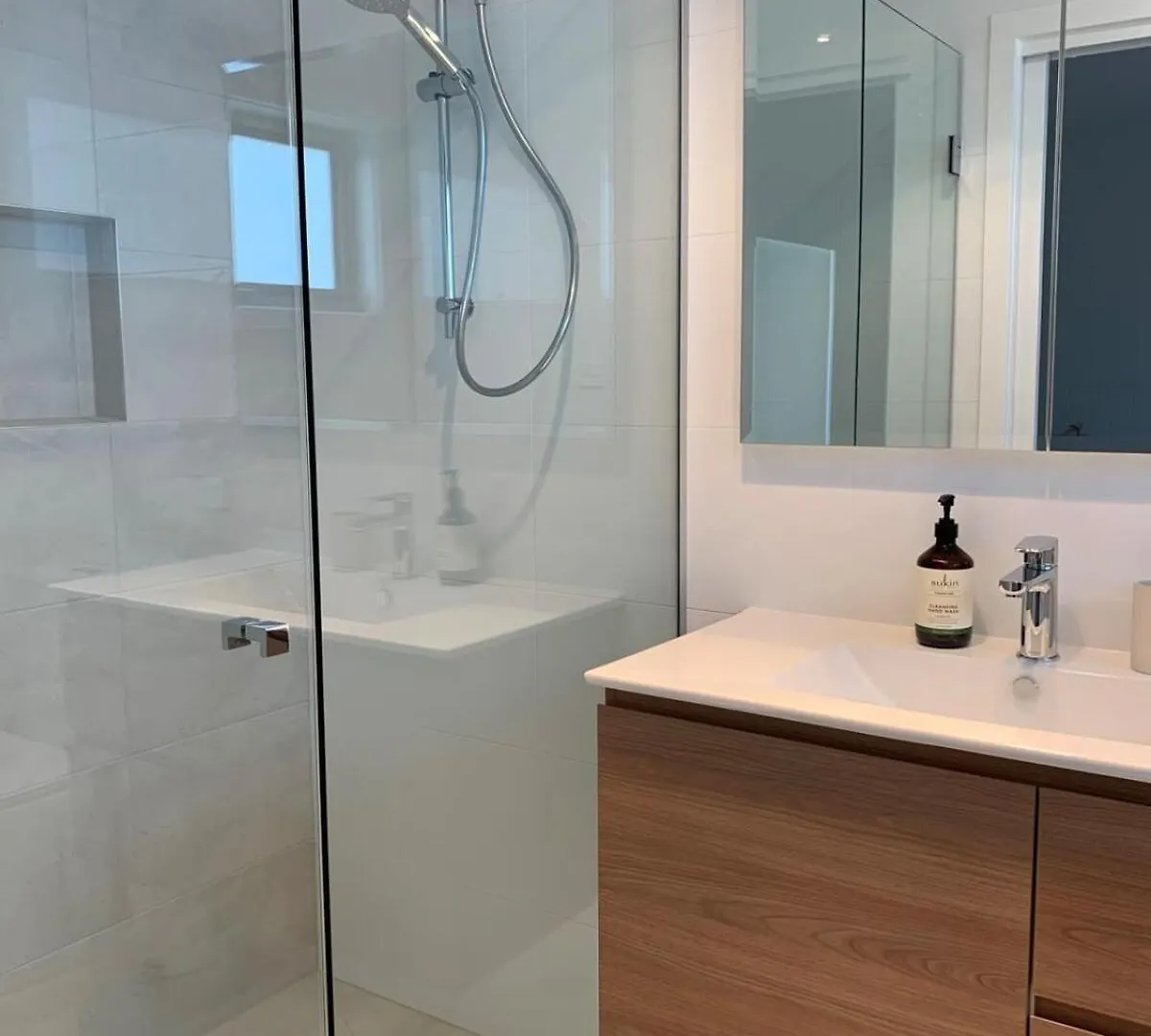 Vineyard Views Brand New Sleeps 6 20 Mins To Cbd Villa Hobart